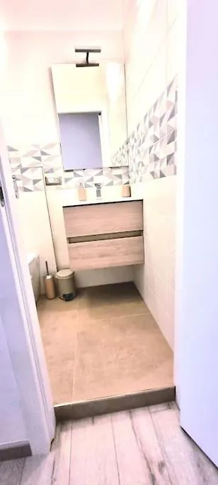 Homestay Dream Apartments Stanza 2 In Appartamento Condiviso Con Bagno Privato In Camera Milan