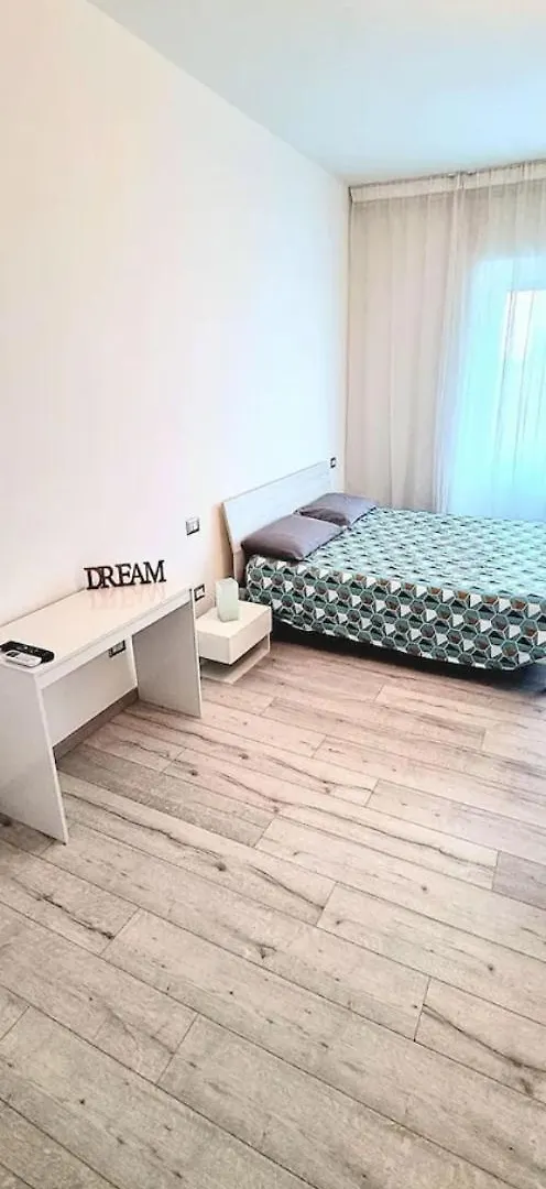 Dream Apartments Stanza 2 In Appartamento Condiviso Con Bagno Privato In Camera contacts
